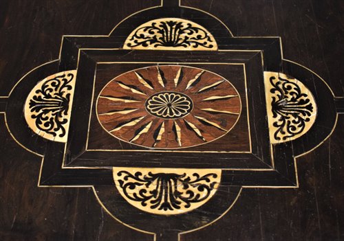 Tavolo-scrittoio in palissandro ebanizzato intarsiato finemente in avorio